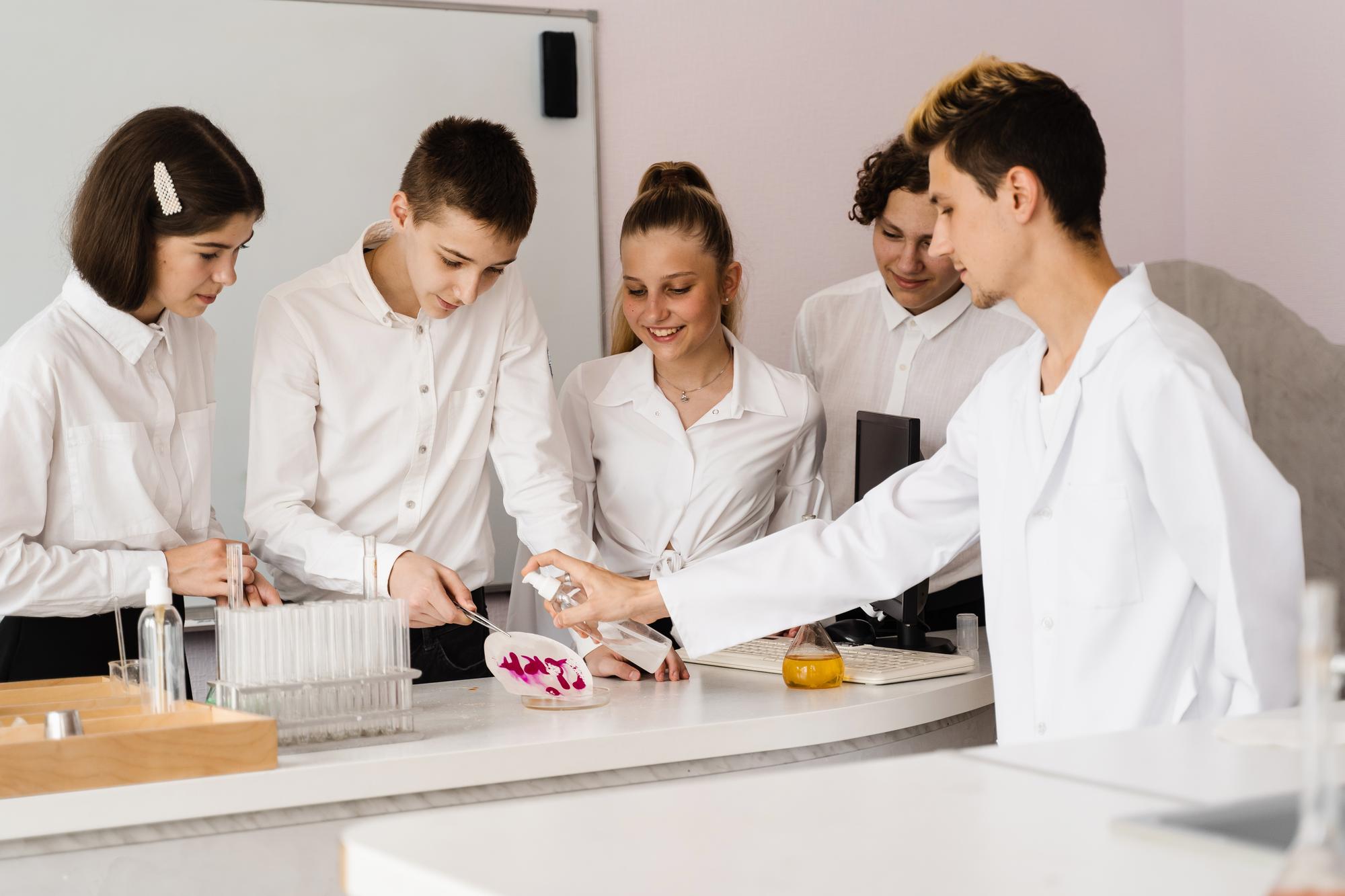 Zespół przygotowujący degustację w pracowni kulinarnej